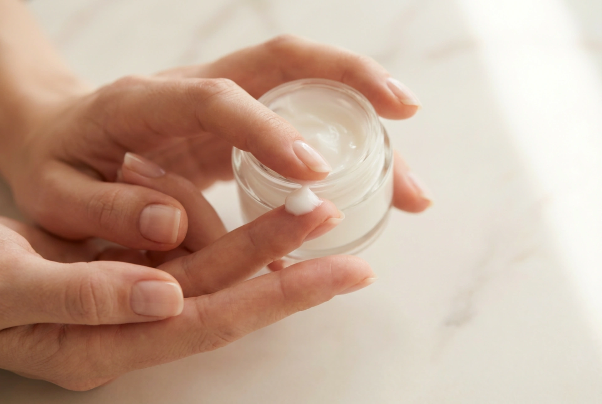 Creme hidratante para os olhos: aplicação delicada, quantidade e frequência