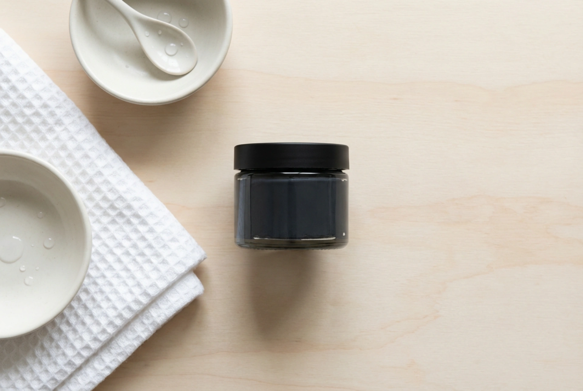 Máscaras de carvão: quando vale a pena usá-las e como removê-las corretamente