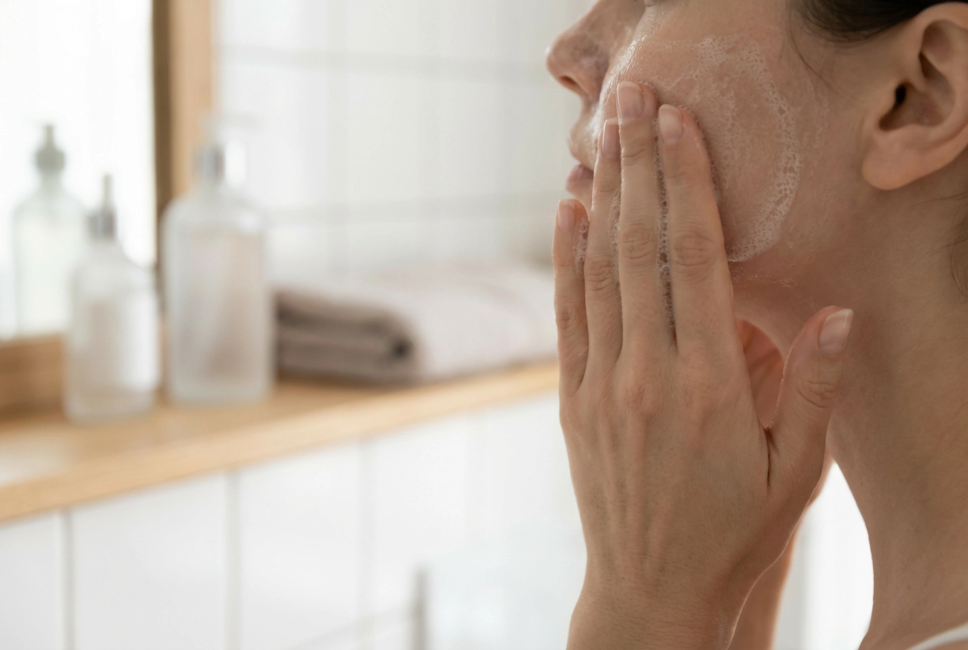 Gel de limpeza e desmaquilhagem: como usar sem ressecar a pele