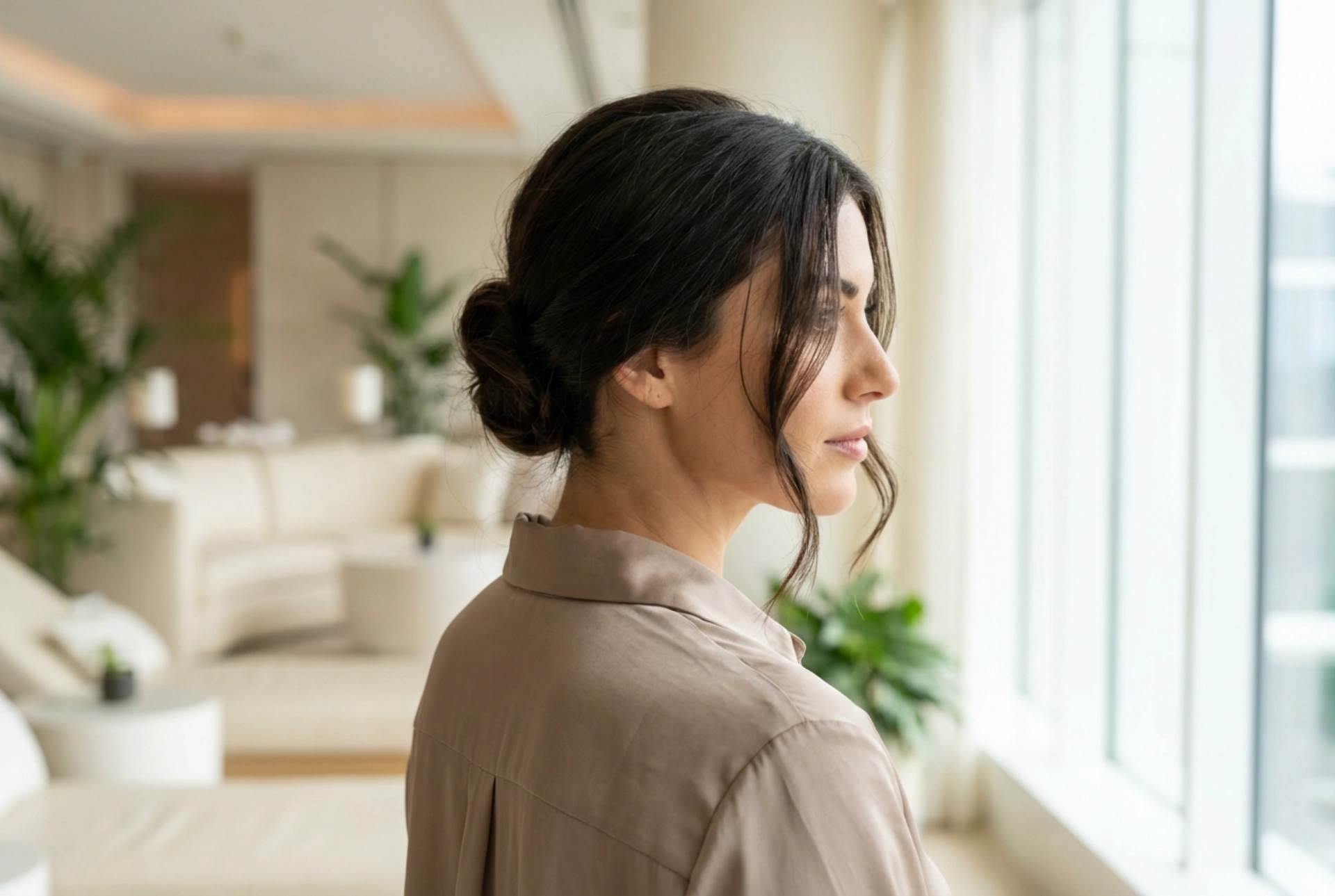 Penteado elegante para a mãe da noiva: subtileza e durabilidade durante todo o dia