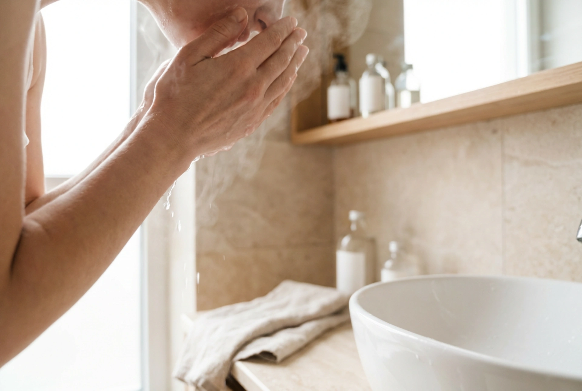 Limpeza de rosto sem erros: técnicas, frequência e bons hábitos