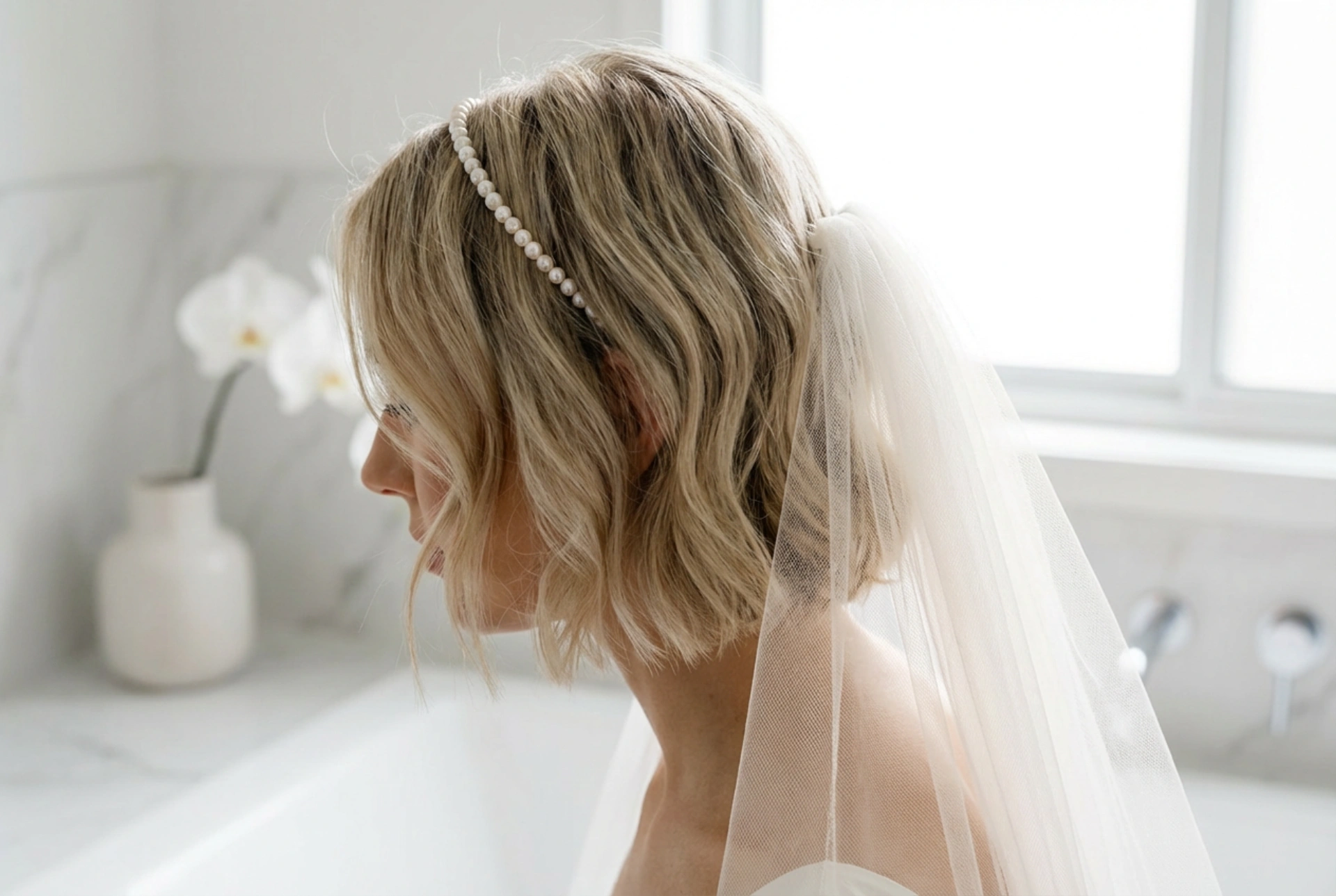 Penteados de noiva para cabelo curto: coques elegantes, tiaras e véu