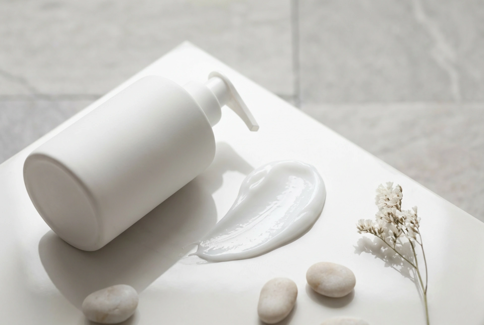 Escolha do creme hidratante para pele com tendência a imperfeições: bases leves, ingredientes e aplicação