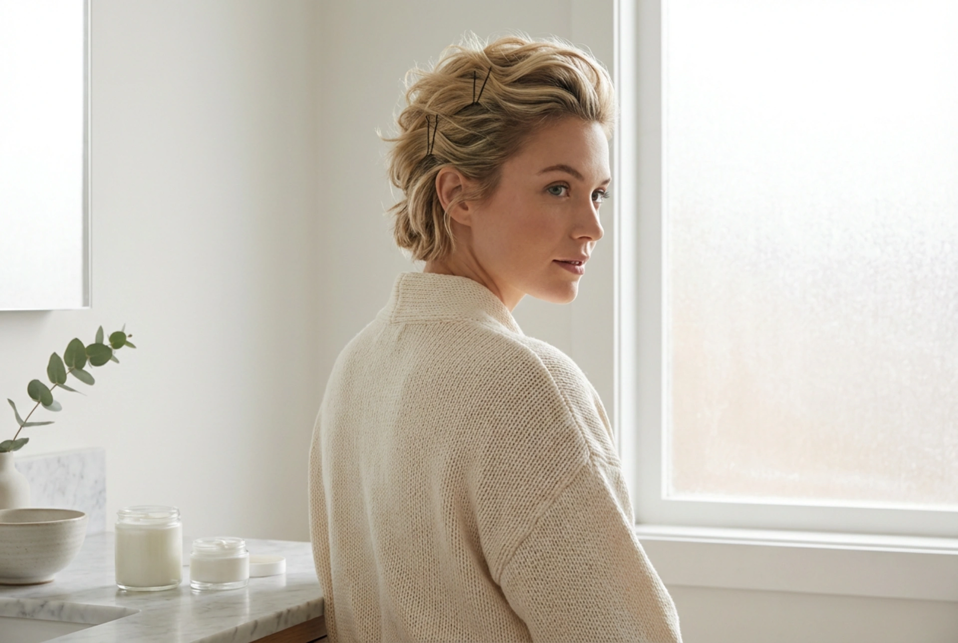 Penteados para cabelo curto: coques rápidos e textura sem modelador de cachos