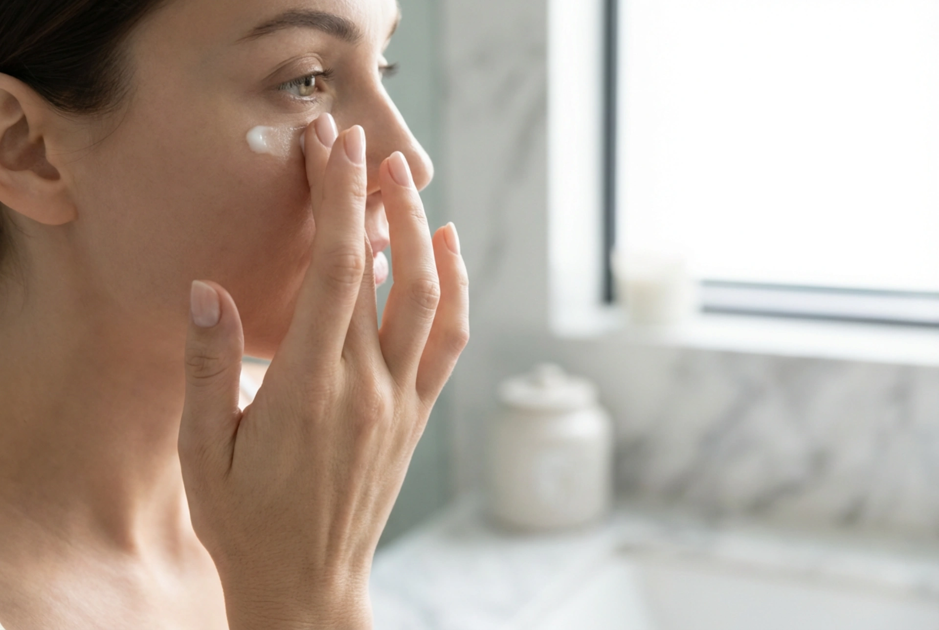 Creme de olhos hidratante: como escolher a consistência e aplicar sem esfregar