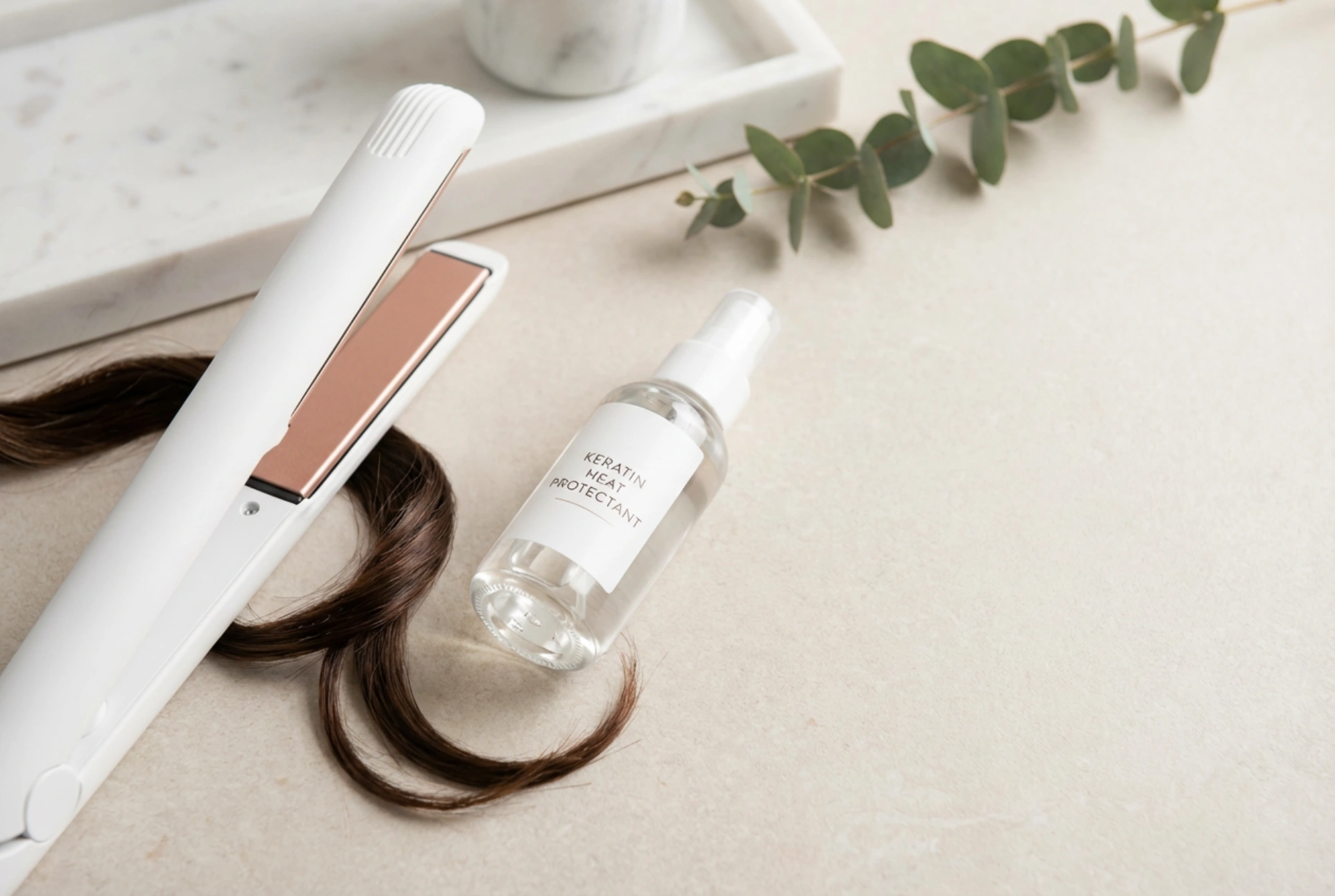 Prancha de cabelo com ionização e queratina: escolha das definições e proteção do cabelo