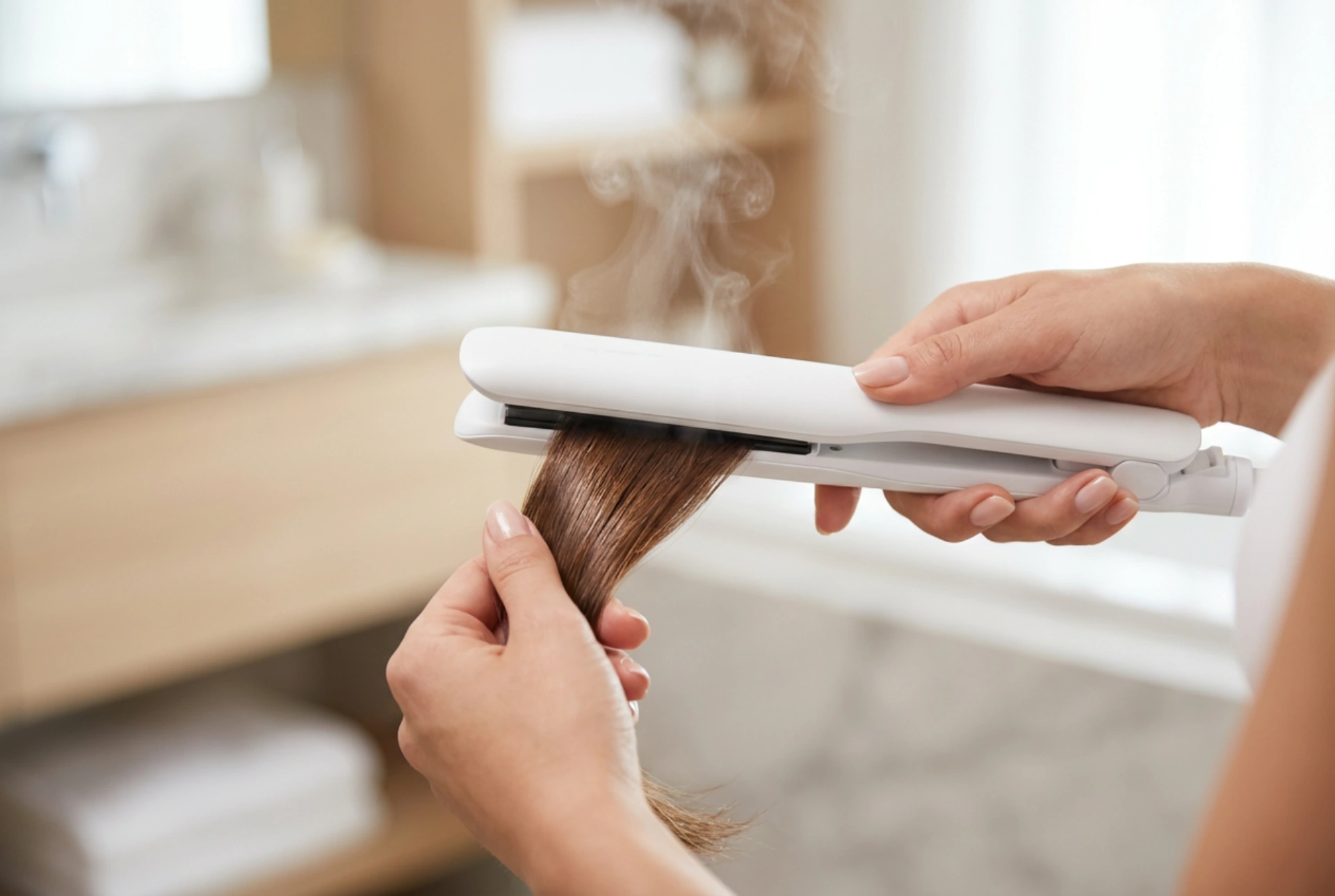 Prancha de cabelo a vapor: como funciona e como alisar com mais suavidade