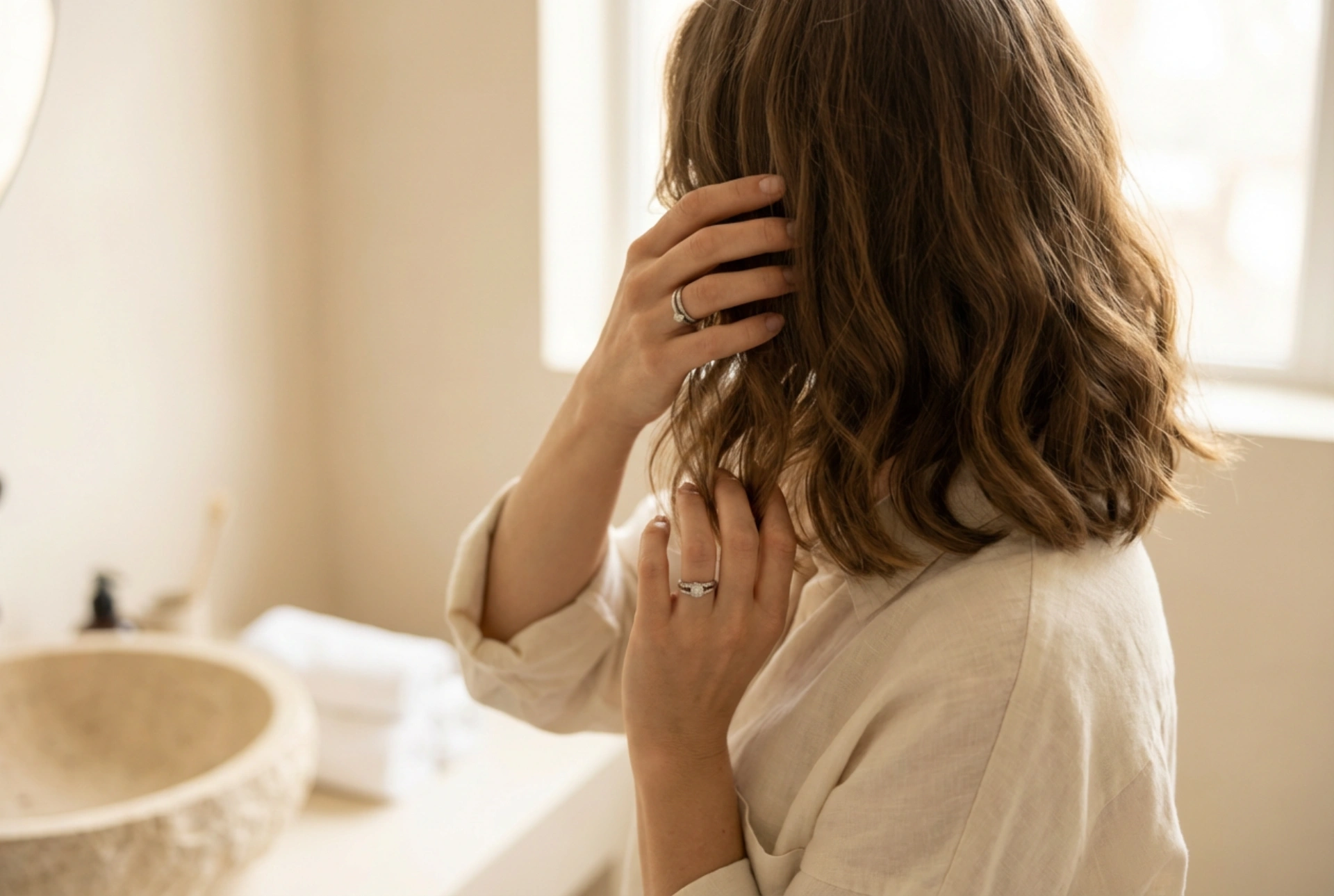 Ondas leves em cabelo até aos ombros: como conseguir um efeito natural