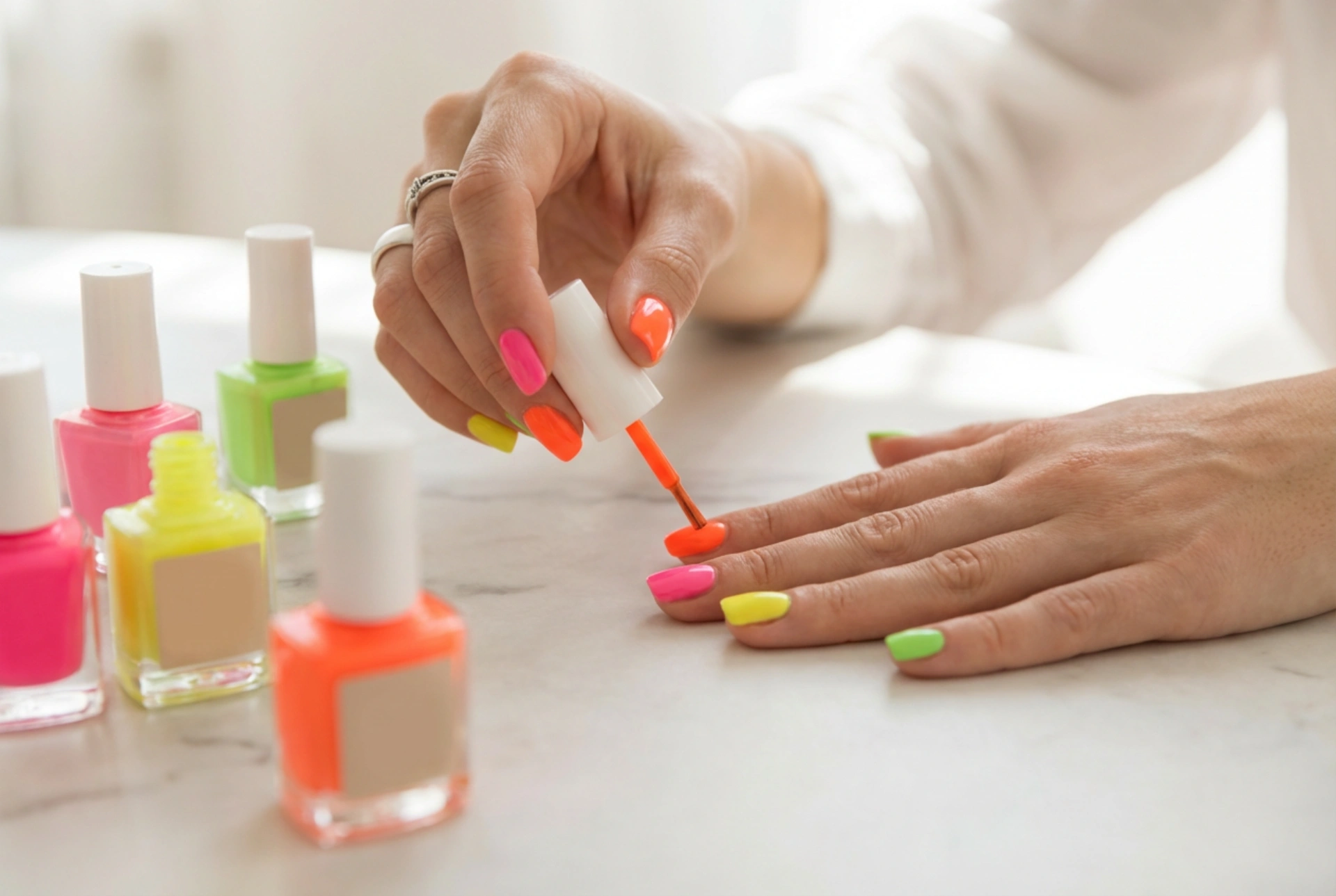 Cor de unhas néon passo a passo: escolha do tom e aplicação