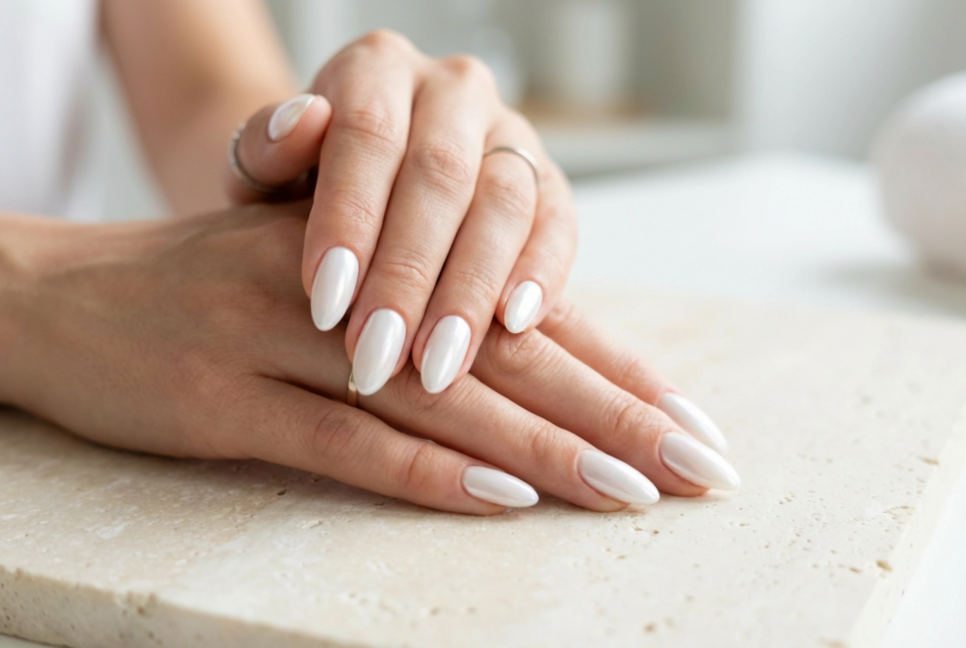 Unhas brancas peroladas: como obter uma superfície lisa e um brilho perolado