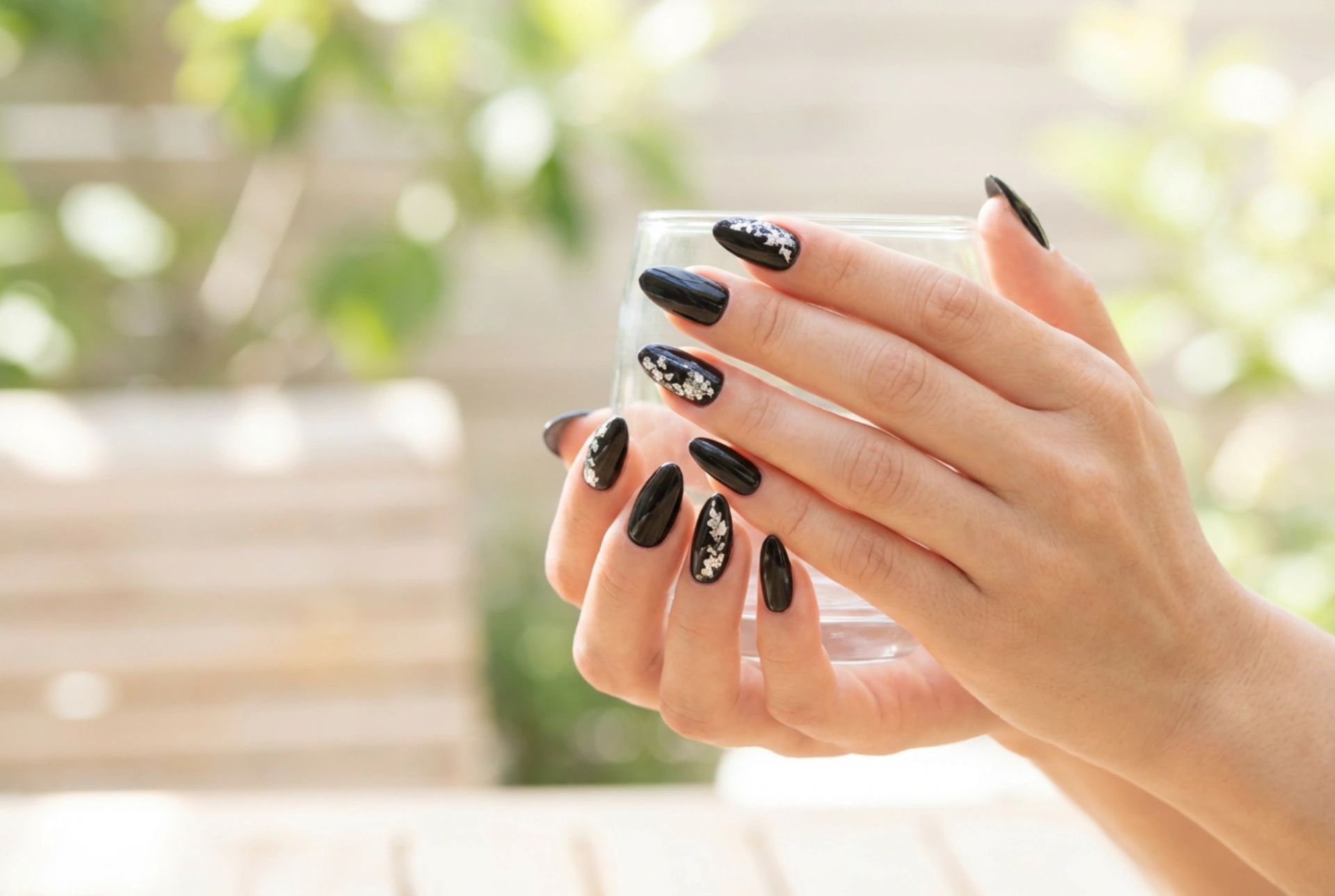 Unhas pretas para o verão: como adicionar leveza com decorações e acabamentos