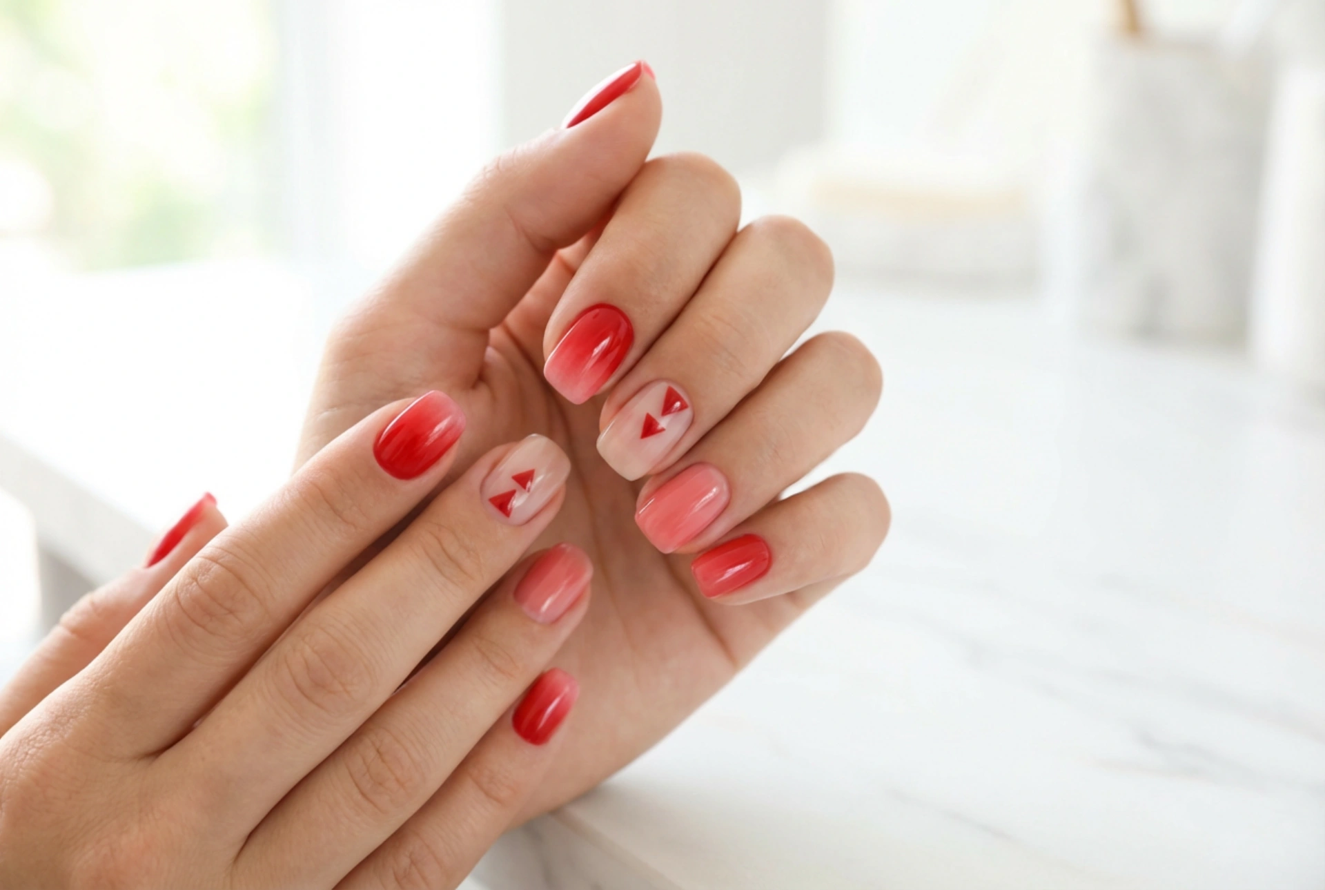 Unhas vermelhas para o verão: acabamentos leves, espaço negativo e ombré