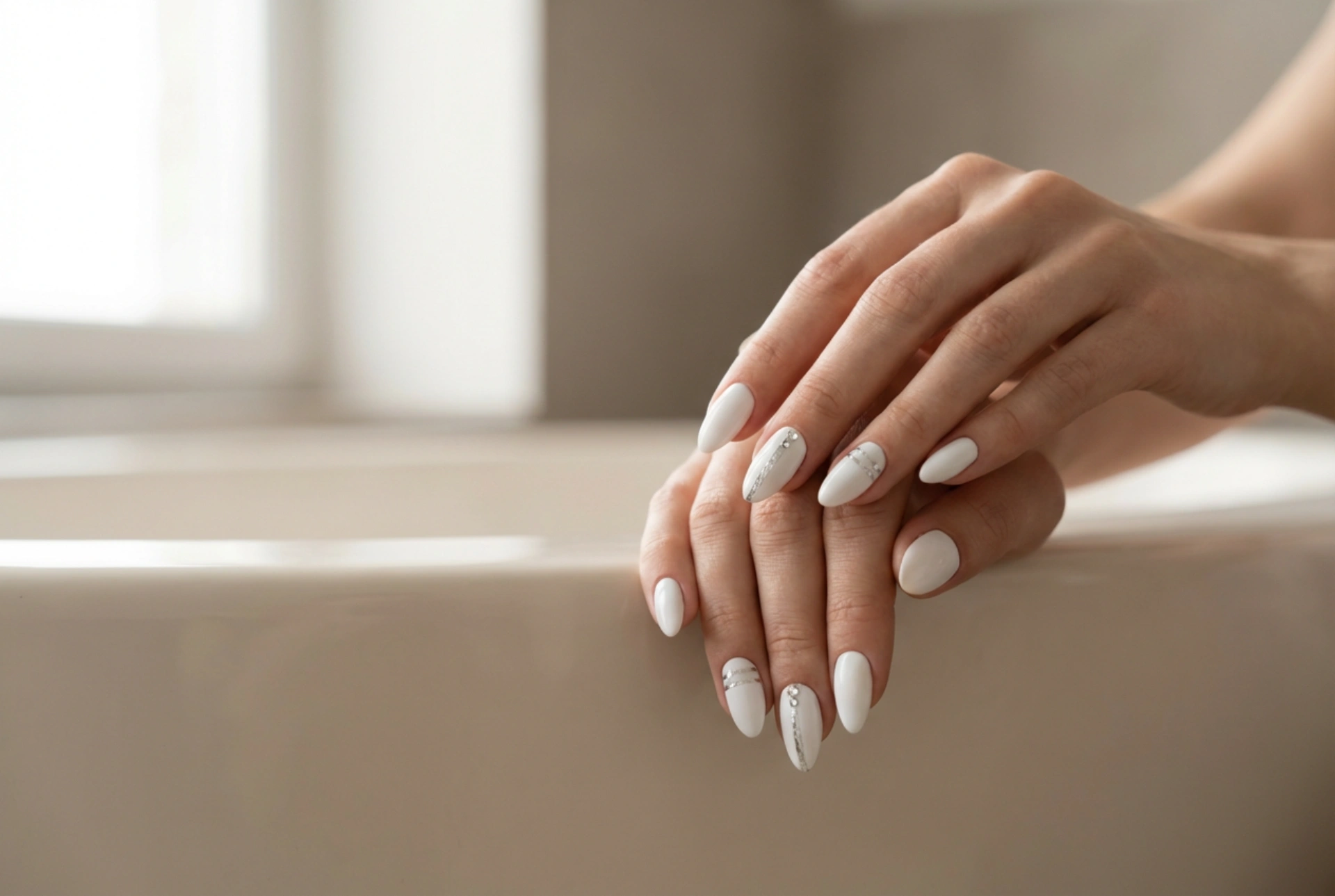 Unhas brancas com um toque prateado: fitas, películas e zircónias passo a passo