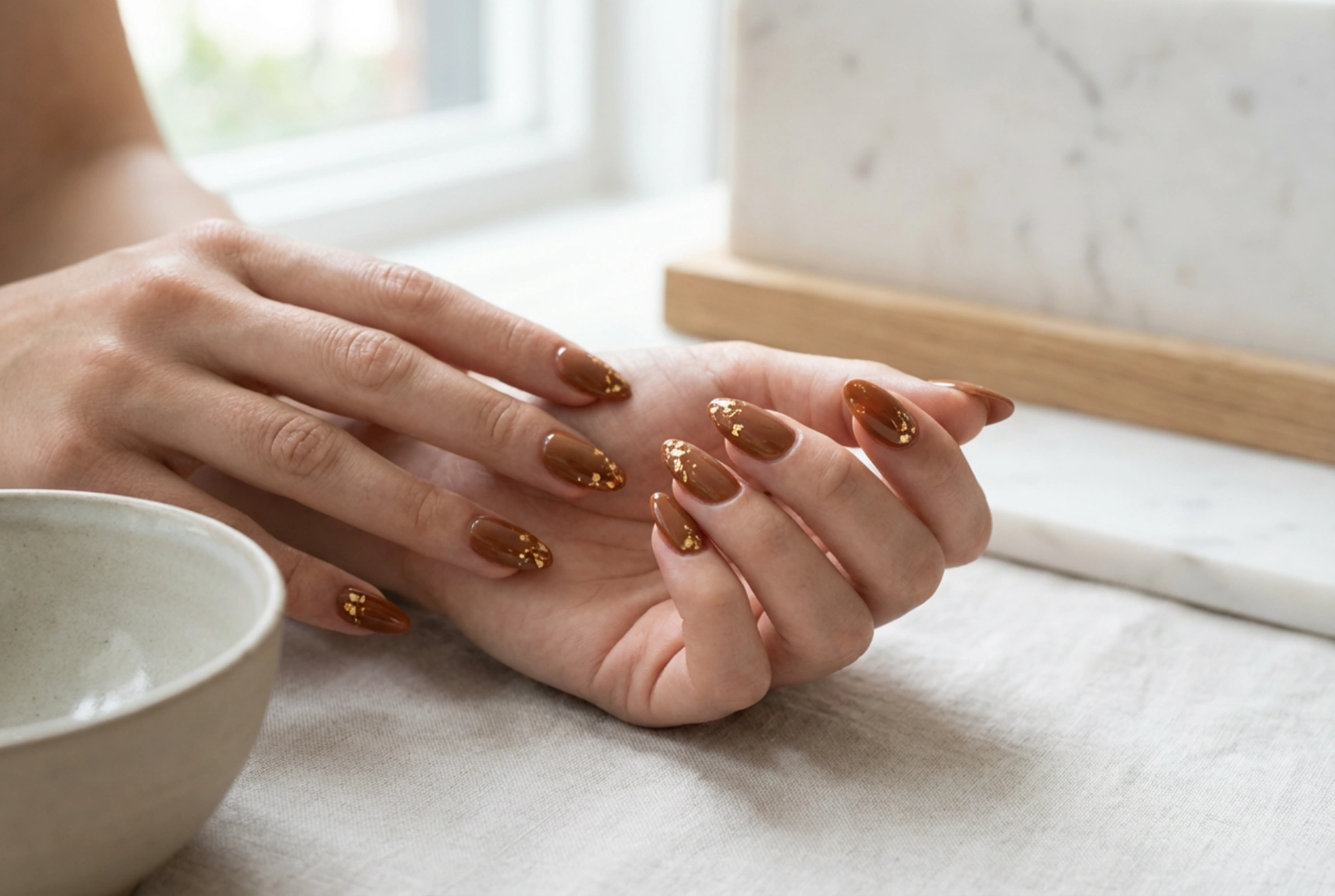 Como fazer unhas castanhas com dourado: técnicas e truques rápidos