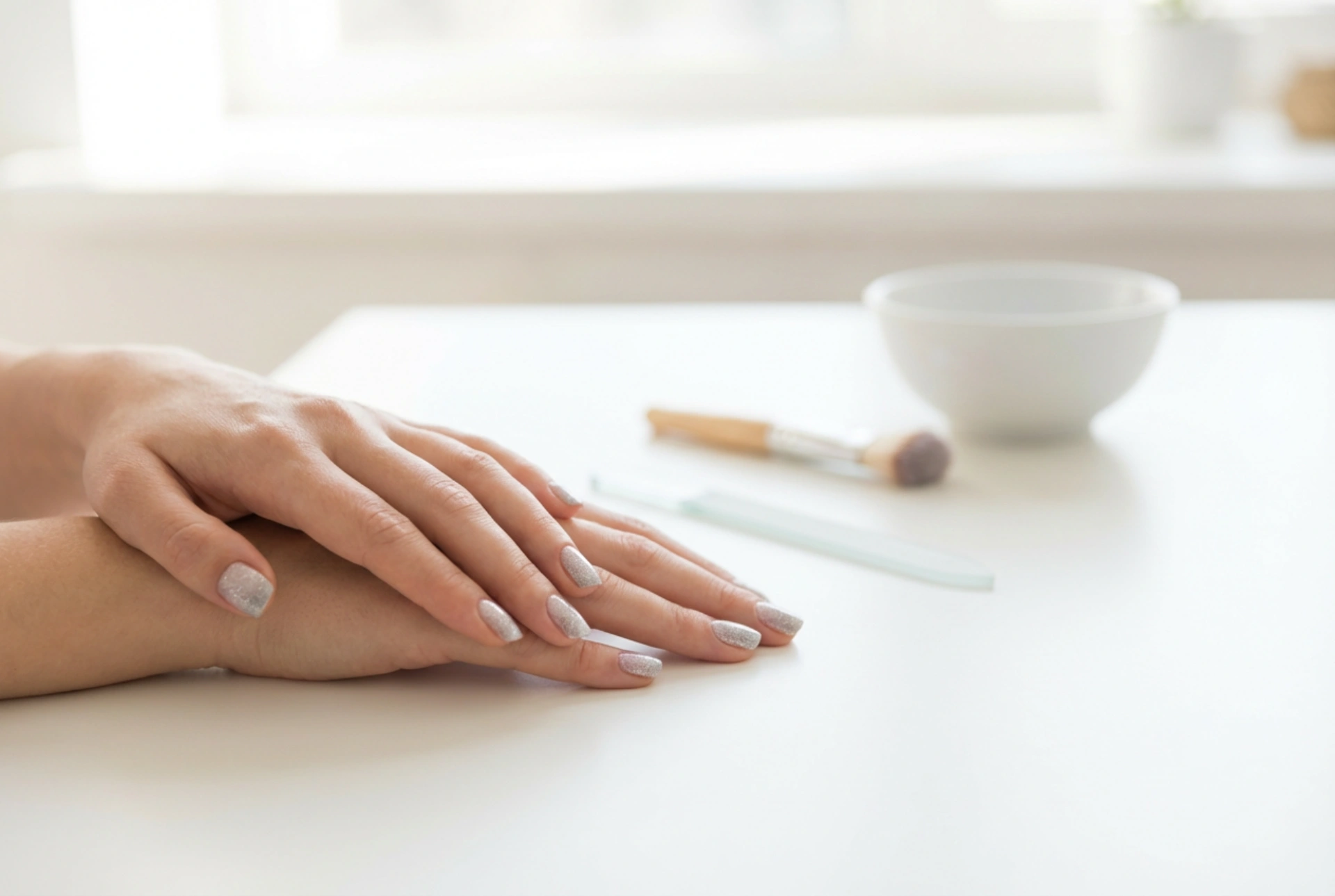 Unhas com glitter sem bagunça: aplicação, gradiente e remoção