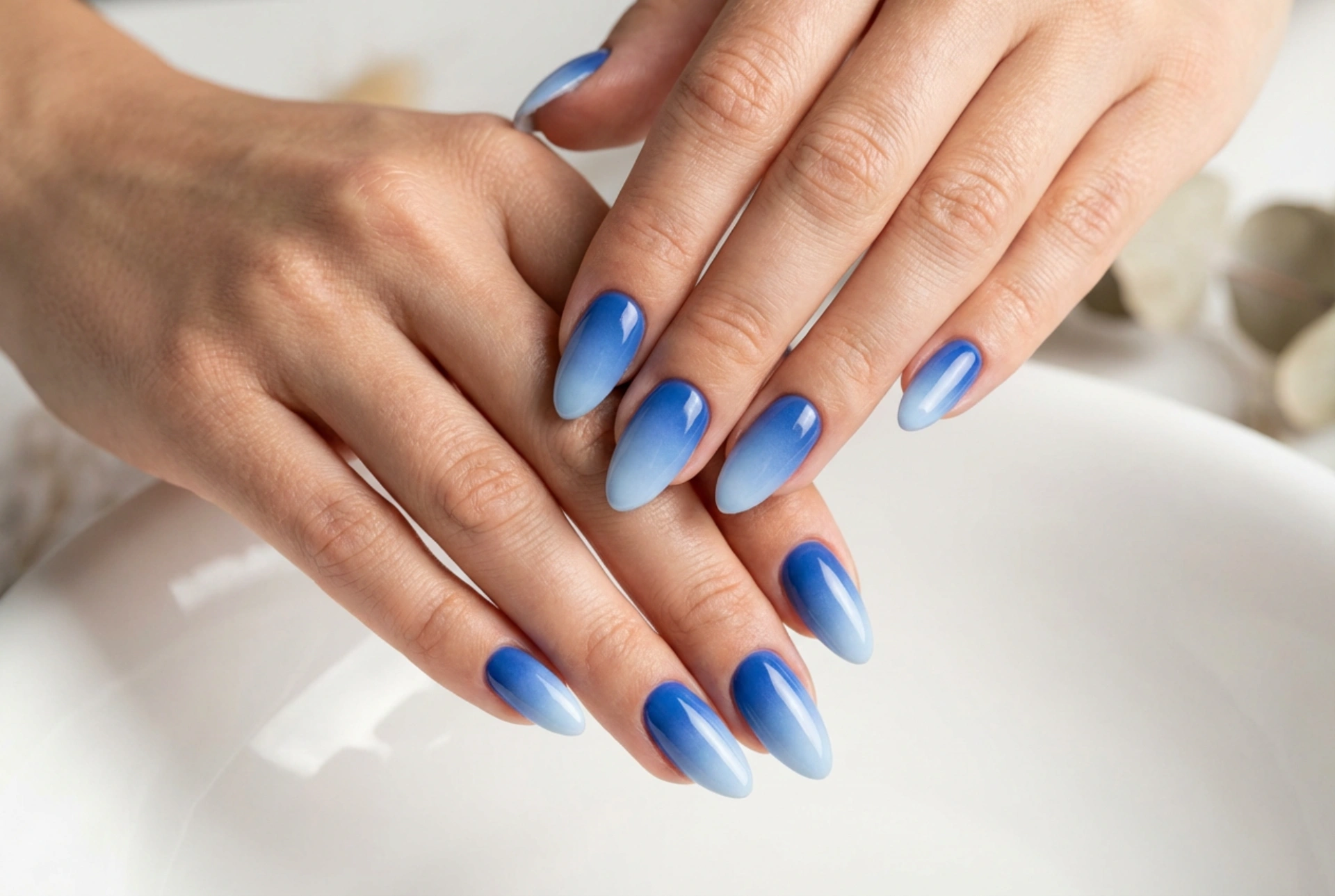 Unhas azul-aciano em degradê: como fazer um ombre perfeito e sem marcas