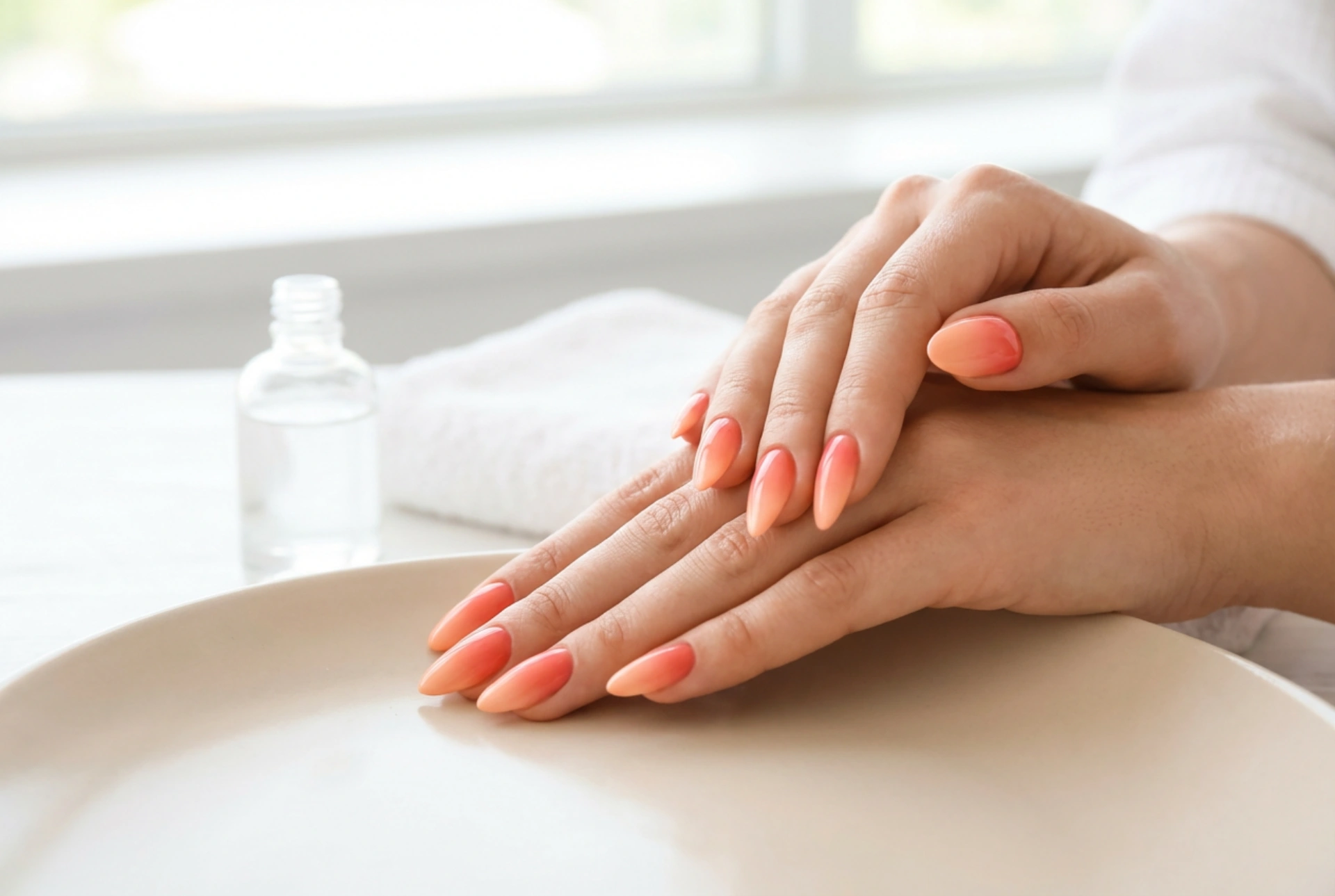 Unhas ombre coral: um gradiente de verão fresco passo a passo