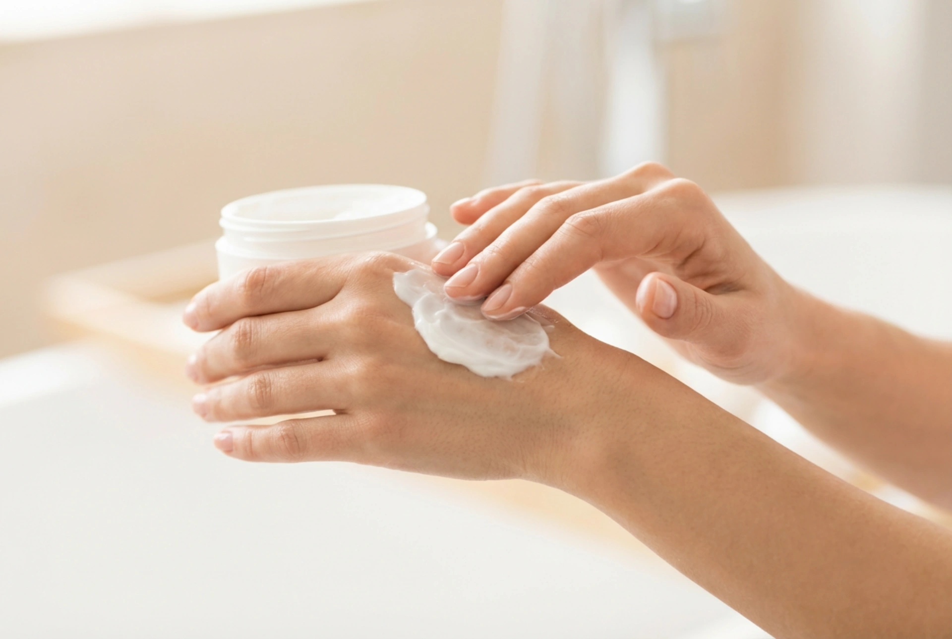 Mãos gretadas: quando usar um creme e como aplicá-lo corretamente