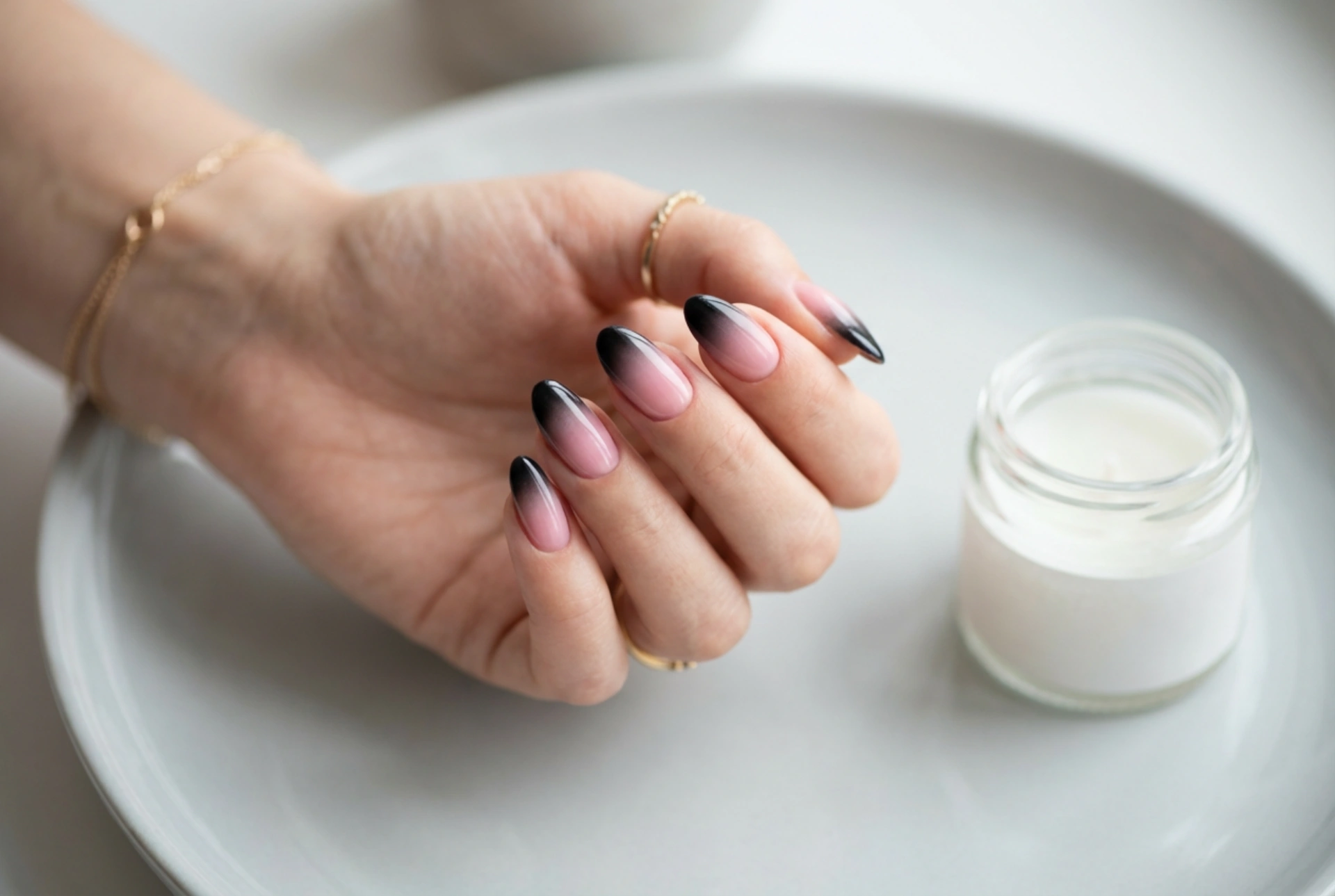 Unhas ombre rosa e preto: um efeito de contraste impecável e sem manchas