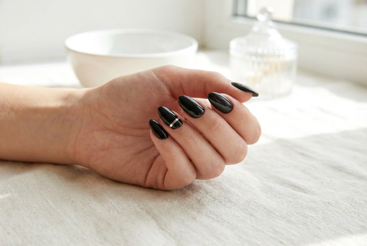 Unhas prateadas e pretas: sotaque metálico e preto profundo passo a passo