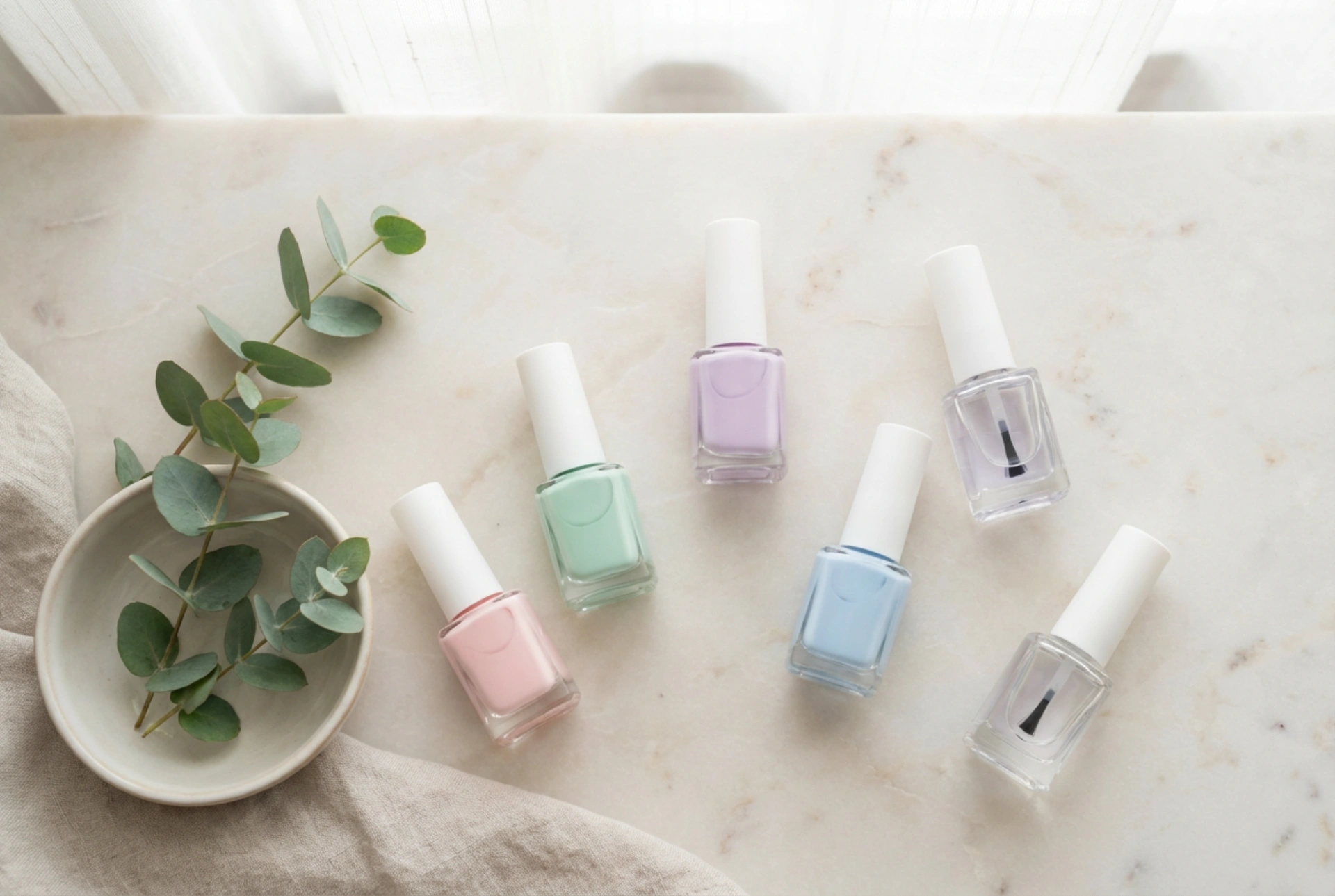 Verniz gel pastel passo a passo: base, duas camadas e top coat