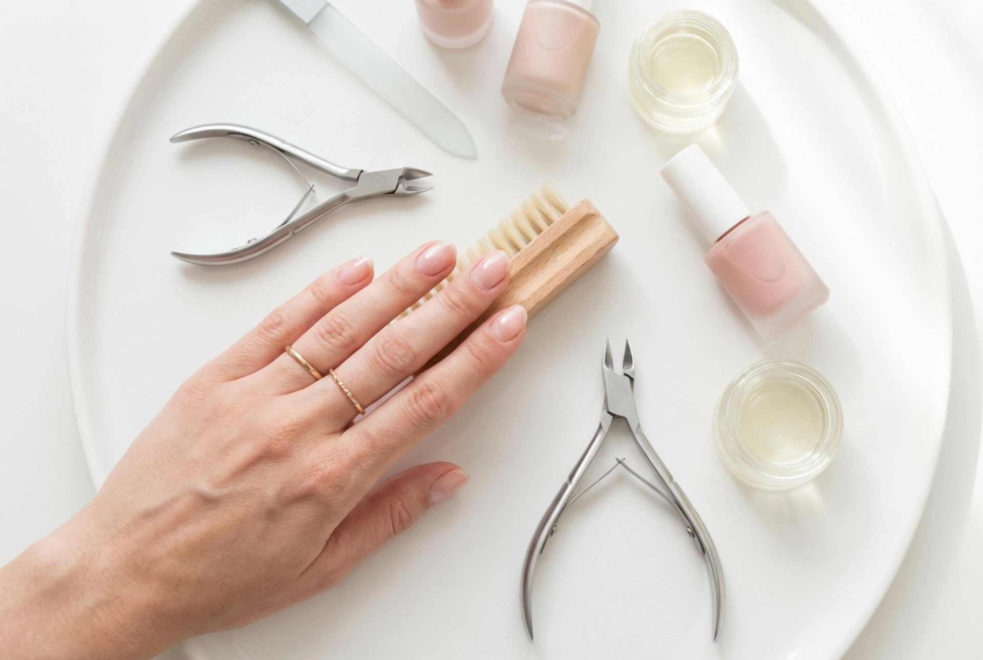 Kit para fazer unhas: elementos essenciais e a ordem de utilização