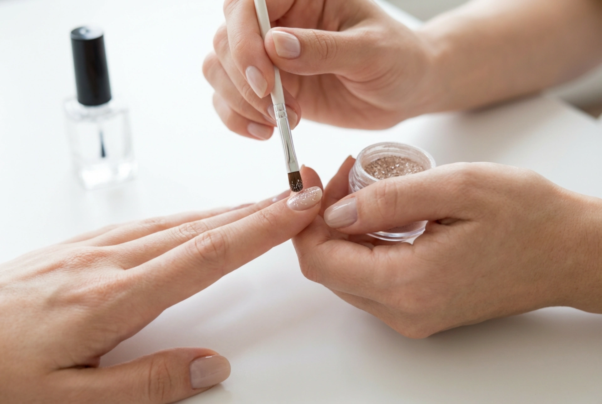 Pós decorativos para unhas: técnicas de aplicação, fixação e finalizadores