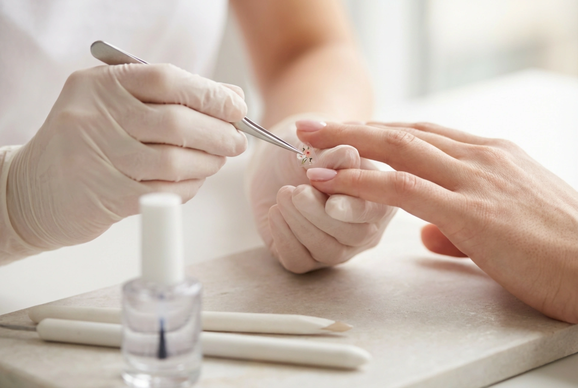 Adesivos de unhas com flores: como aplicar sem rugas e proteger