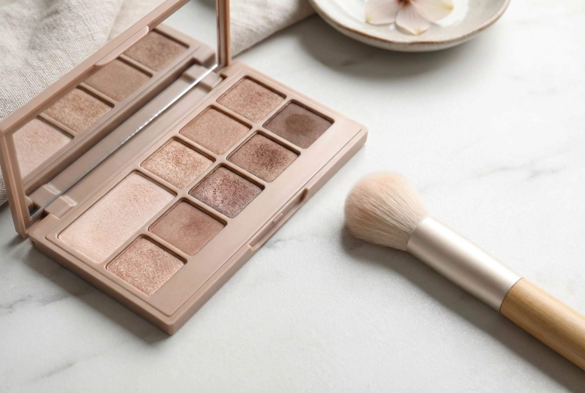 Sombras de olhos acetinadas: transições suaves, seleção de cores e durabilidade