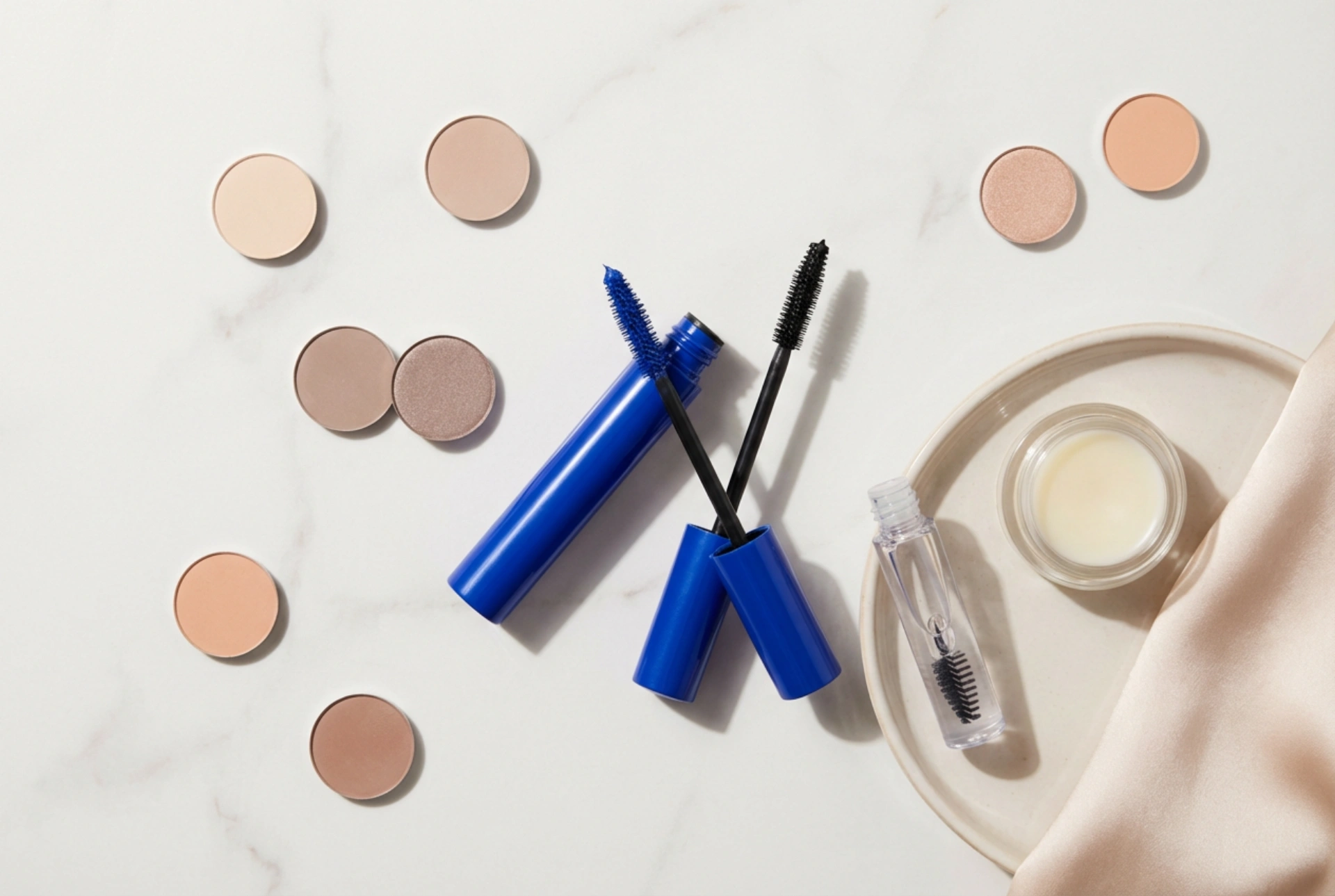 Máscara de cílios azul na prática: como combinar e destacar o olhar