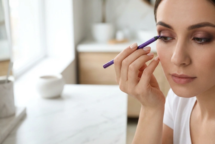 Lápis de olho roxo: tons rejuvenescedores, traços suaves e combinações com castanhos