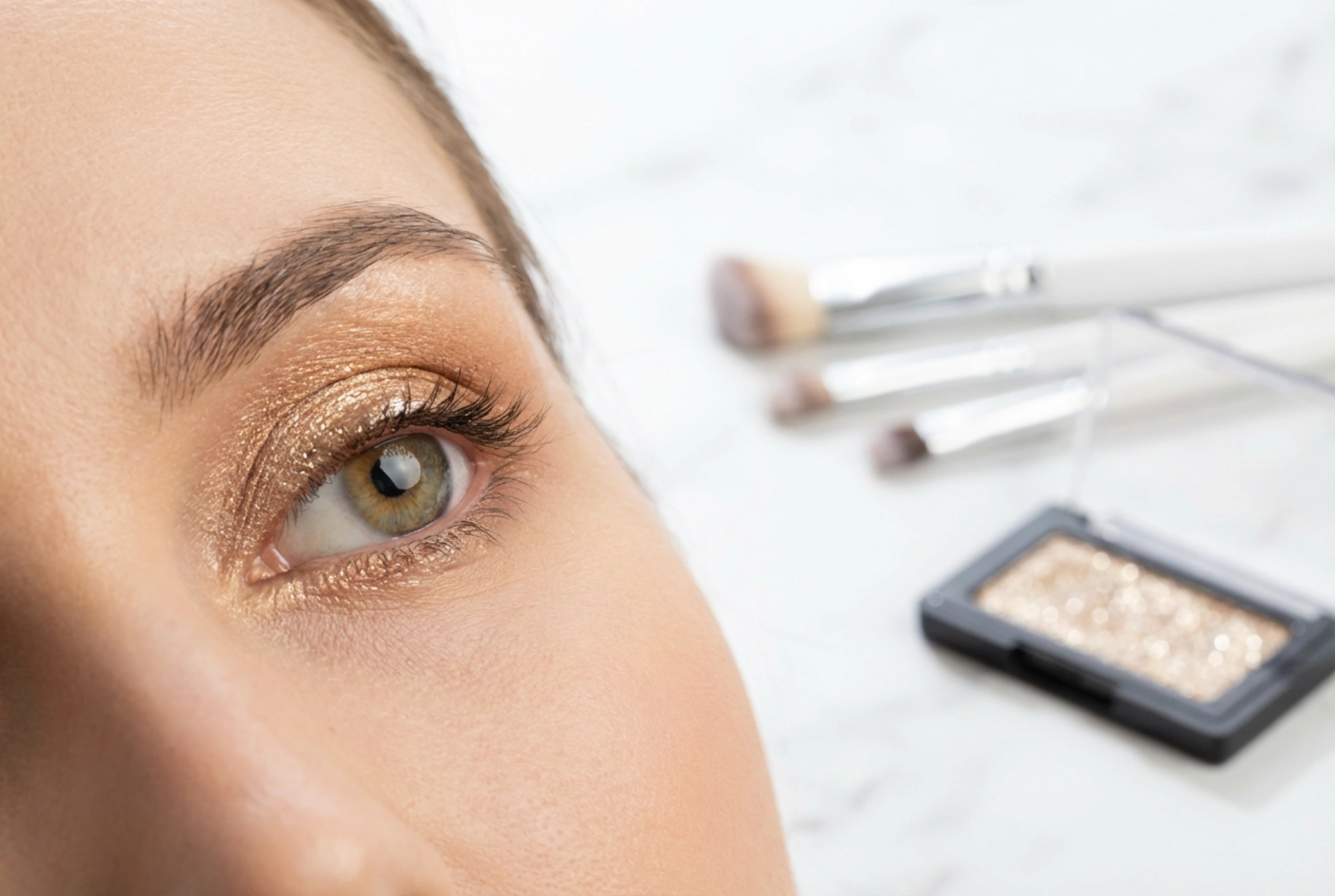 Sombras com glitter: aplicação duradoura sem esfarelar