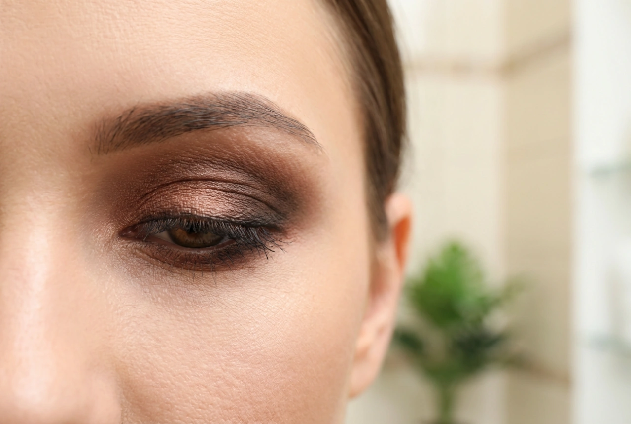 Maquilhagem de noite para os olhos na prática: efeito de profundidade e brilho