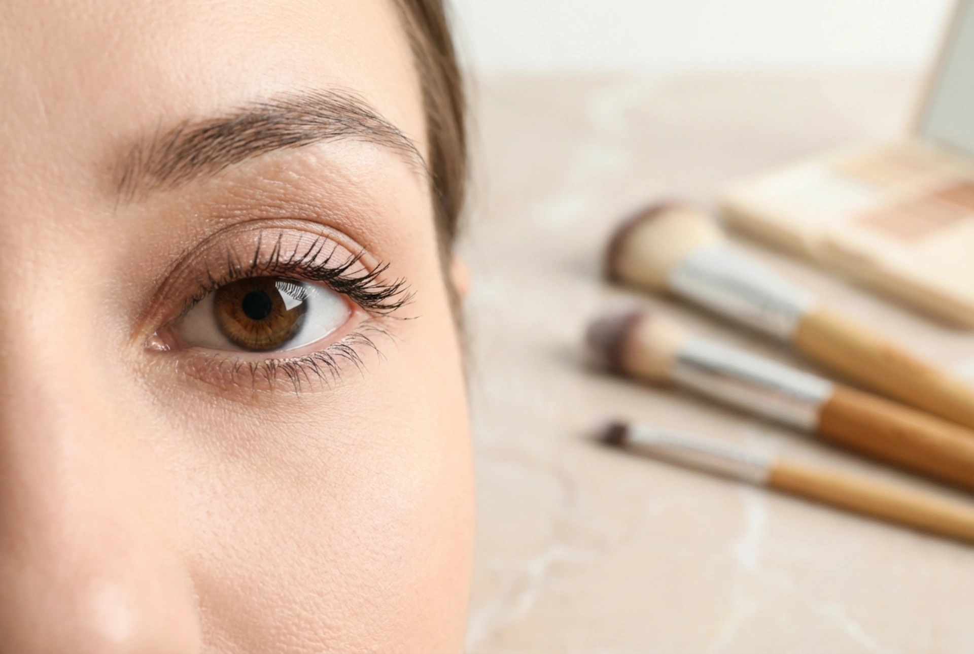 Maquilhagem natural de olhos: efeito fresco em poucos passos simples