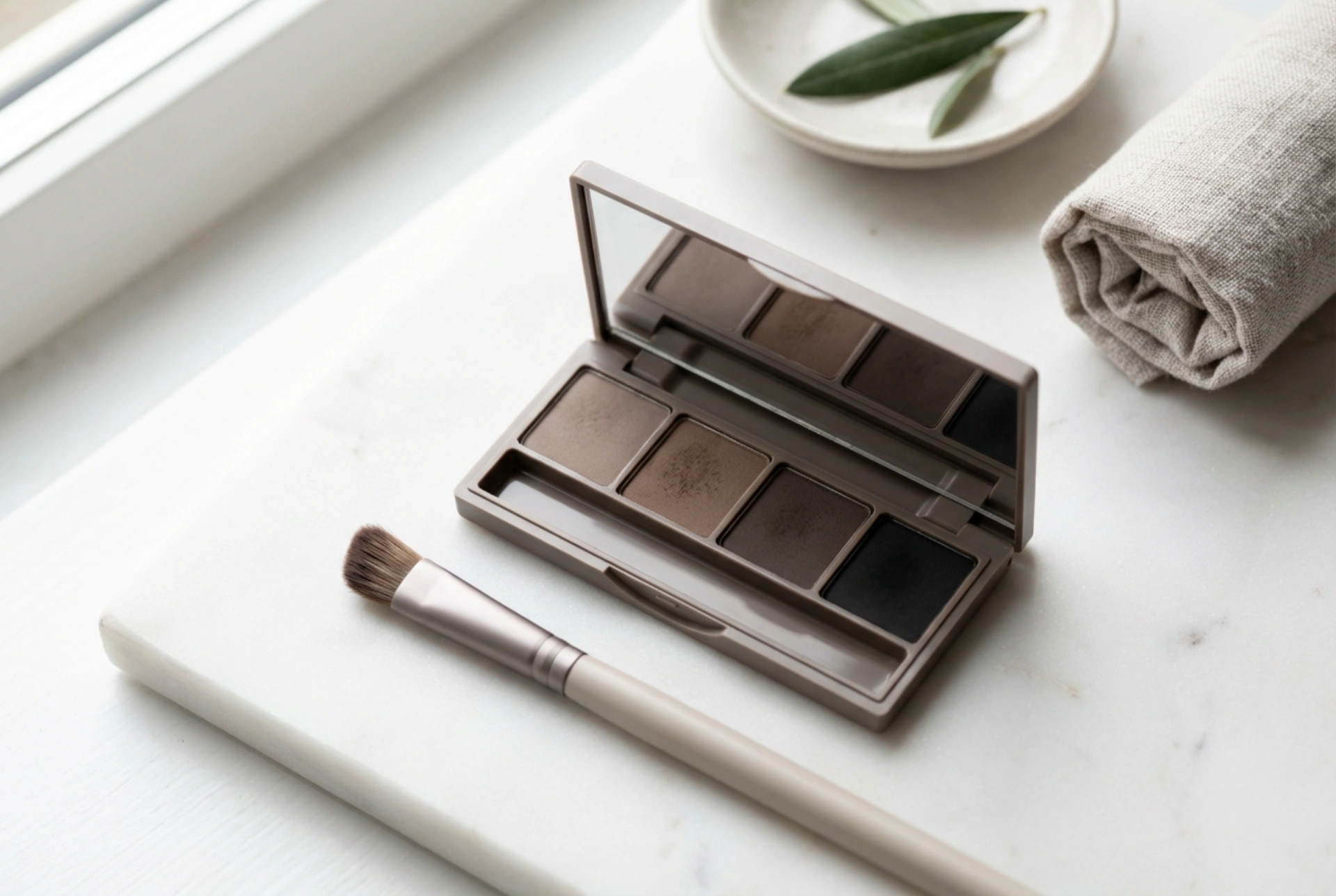 Paleta de sobrancelhas: técnicas de aplicação de sombras e sombreamento natural