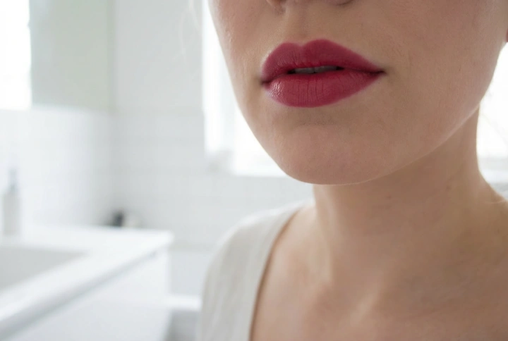 Batom vermelho com pigmento azul: vermelho frio, dentes mais brancos e longa duração