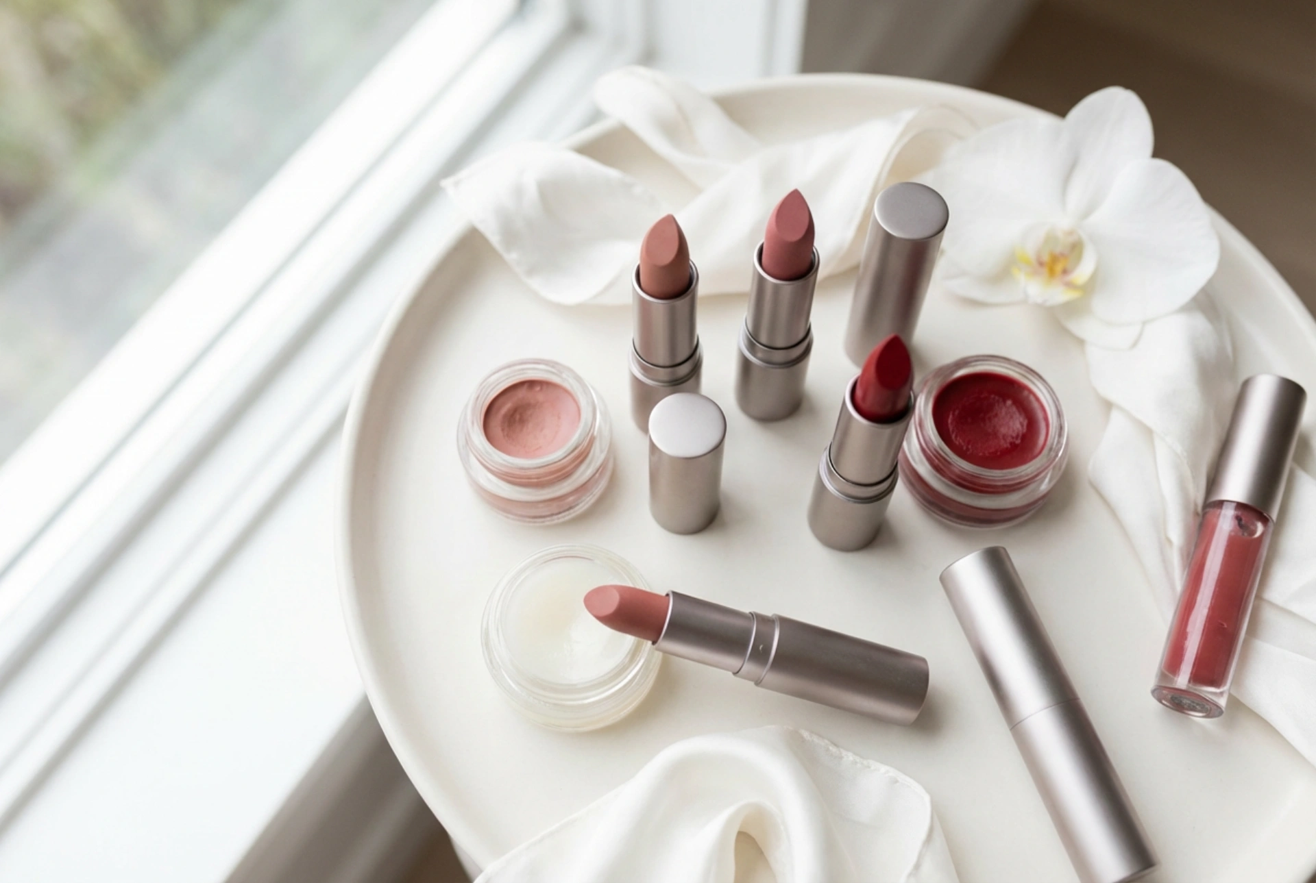 Batom e Bálsamo Labial: Diferenças nas Fórmulas e Dicas de Aplicação nos Lábios