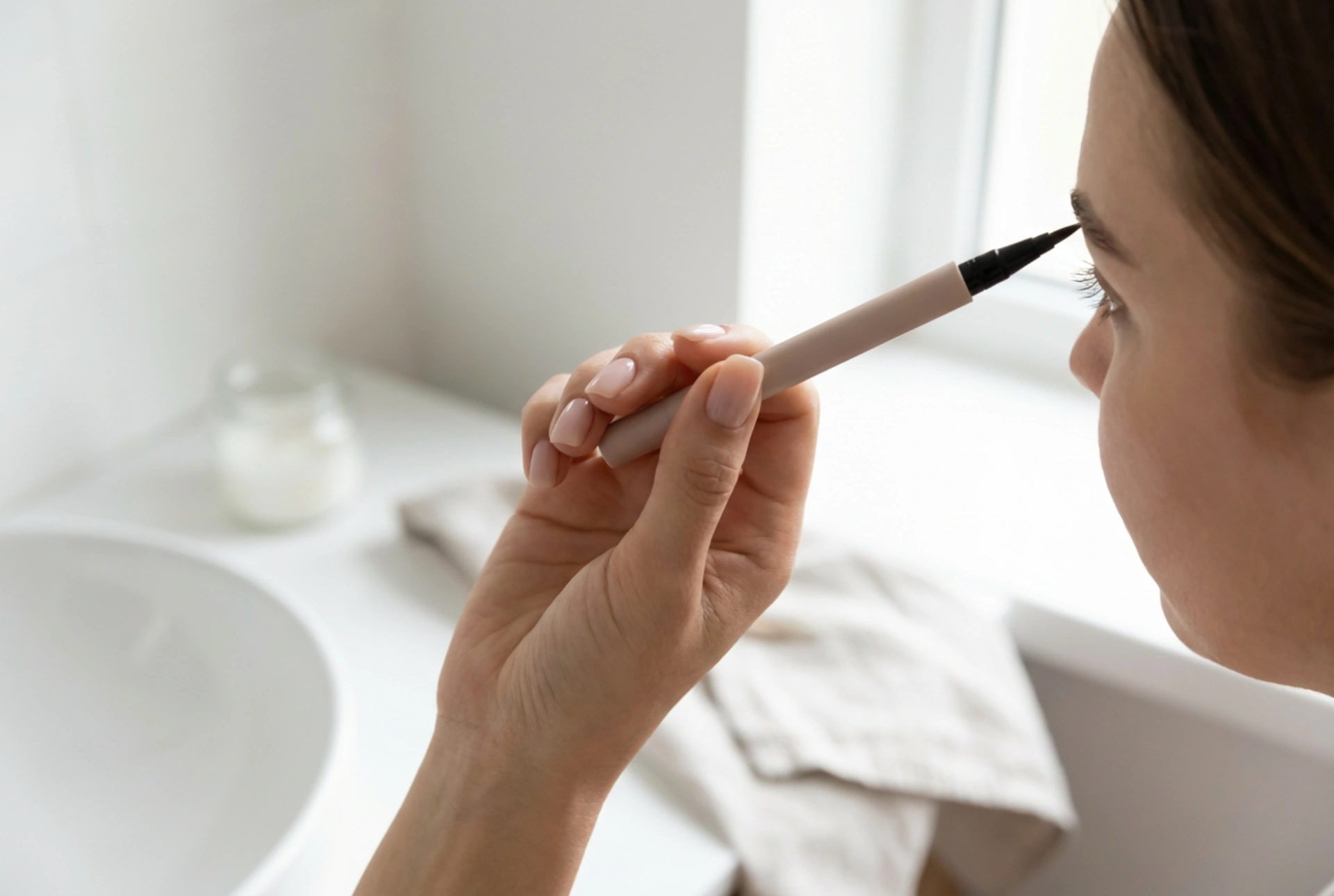 Caneta de henna para sobrancelhas: coloração precisa em casa