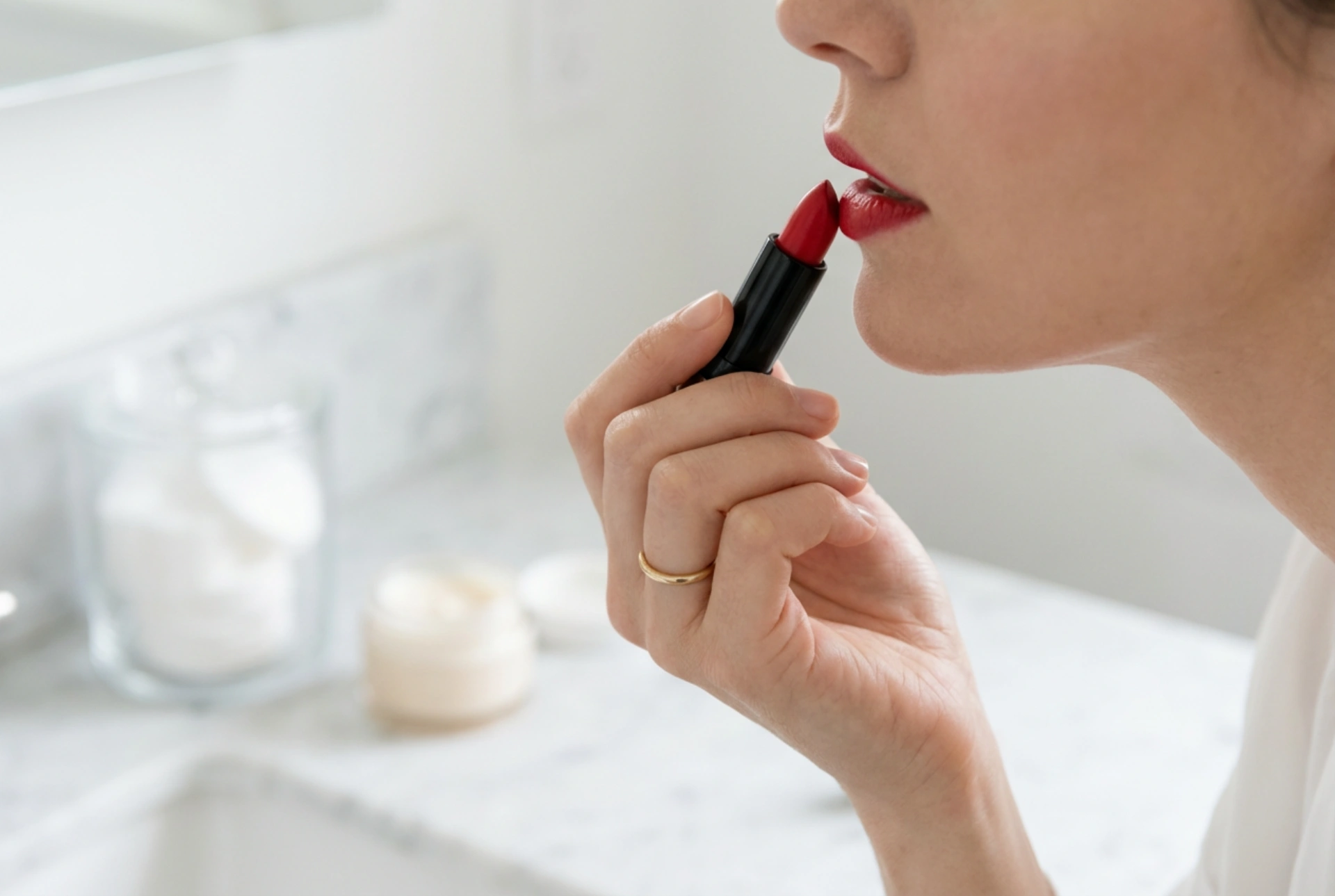 Batom vermelho: como escolher o tom e aplicar com precisão